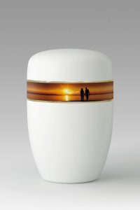 Schlichte weiße Urne mit Bild von einem Paar beim Sonnenuntergang am Meer